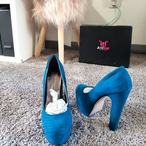 Cute teal heels!
